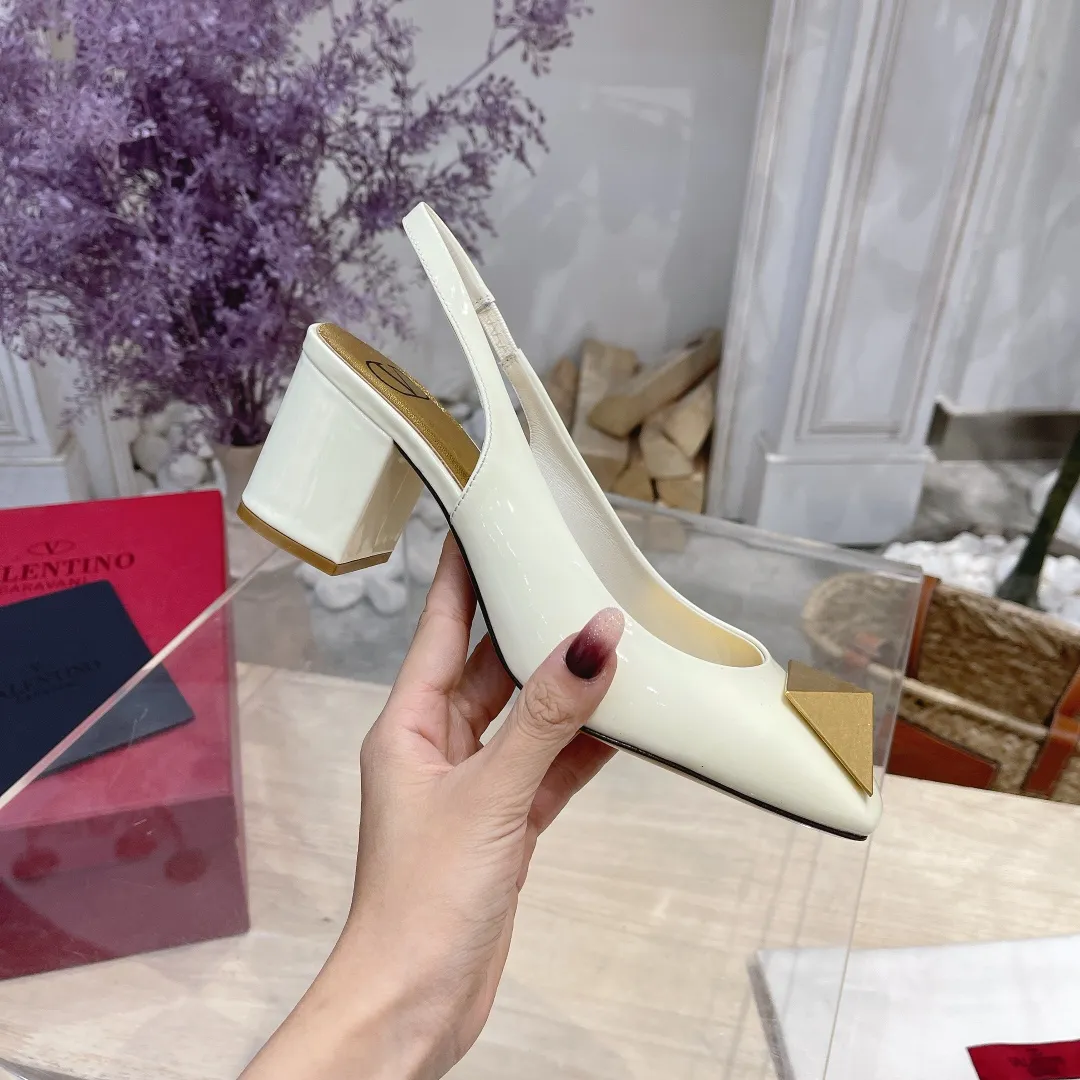 👟👟Ex-factory price 440👟👟 Genuine leather sole +40 Valentino Valentino 2023 spring and summer new product [Pyramid] large spike shoes are new☑️ ———————————— Valentino Garavani’s classic “Roman Stud” series debuts in a new interpretation! The latest golden big rivet element is full of high-end sense! Extremely fashionable ~ Upper: Original custom-made cow patent leather Lining: Original high-gloss imported sheepskin lining Outsole: Italian genuine leather Outsole: Wear-resistant rubber sole Size: 34-42 (34 and 42 are custom-made and non-refundable) Heel height: [8.5cm] - [6cm] (2 heel height options)
